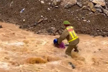 Bộ trưởng Công an biểu dương Thượng úy CSGT cứu 2 người bị lũ cuốn