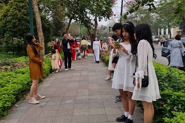 Hàng nghìn người tụ tập chụp ảnh hoa ban tại khu đô thị Nam Thăng Long