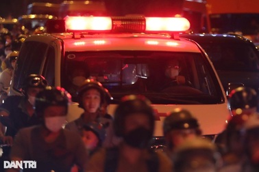 Xe cấp cứu "chôn chân" giữa dòng xe kẹt khi người dân về quê nghỉ lễ sớm