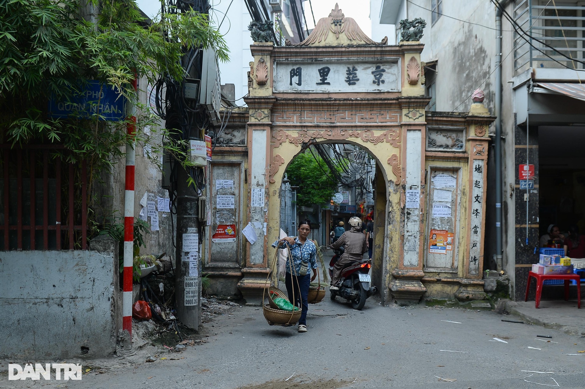 Phố Chính Kinh xuống cấp, người dân dùng chăn, quần áo vá ổ gà - 1 Phố Chính Kinh xuống cấp, người dân dùng chăn, quần áo vá ổ gà - 1