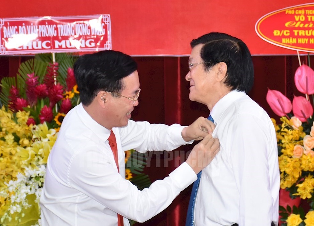 Nguyên Chủ tịch nước Trương Tấn Sang nhận Huy hiệu 50 năm tuổi Đảng - 1 Nguyên Chủ tịch nước Trương Tấn Sang nhận Huy hiệu 50 năm tuổi Đảng - 1