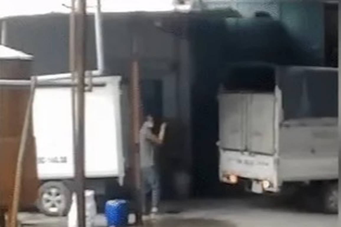 Suýt mất mạng vì thiếu kinh nghiệm khi xi-nhan cho tài xế lùi xe - 1 Suýt mất mạng vì thiếu kinh nghiệm khi xi-nhan cho tài xế lùi xe - 1