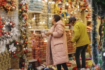 Người Hà Nội chen chân mua sắm trên phố Hàng Mã trước lễ Giáng sinh