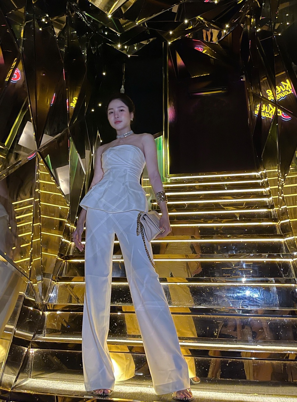 Hot girl thị phi Trâm Anh mượn cớ cổ vũ đội tuyển để quảng cáo cá độ - 6 Hot girl thị phi Trâm Anh mượn cớ cổ vũ đội tuyển để quảng cáo cá độ - 6