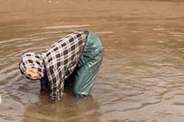 Khoảnh khắc mò cua, bắt ốc của nàng dâu Ukraine lấy chồng Việt Nam