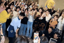 Chàng phục vụ "gây sốt" với vũ điệu làng lá, khách kéo đến chật kín quán