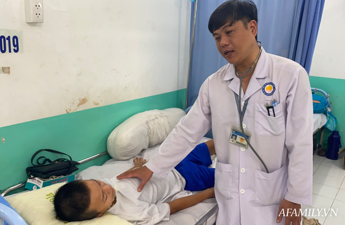 Thương tâm: Bé trai nằm liệt một chỗ sau tai nạn khóc nức nở trên giường bệnh, cha vay hàng trăm triệu đồng cứu con - Ảnh 7. Thương tâm: Bé trai nằm liệt một chỗ sau tai nạn khóc nức nở trên giường bệnh, cha vay hàng trăm triệu đồng cứu con - Ảnh 7.