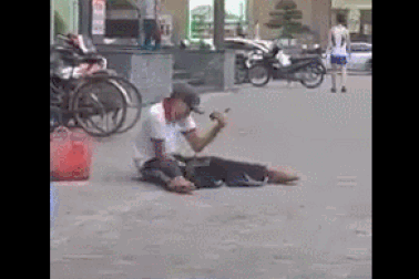 Clip “người đàn ông tật nguyền vẫn đánh giày kiếm sống” gây cảm động tuần qua