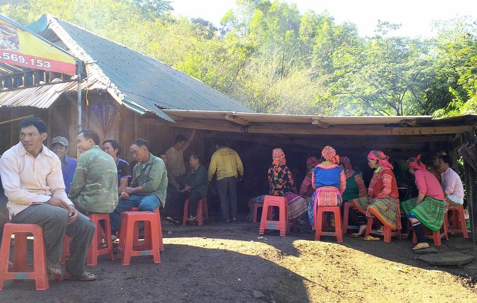 Hai vợ chồng bị sét đánh thương vong khi trú mưa dưới gốc cây cổ thụ - 1 Hai vợ chồng bị sét đánh thương vong khi trú mưa dưới gốc cây cổ thụ - 1