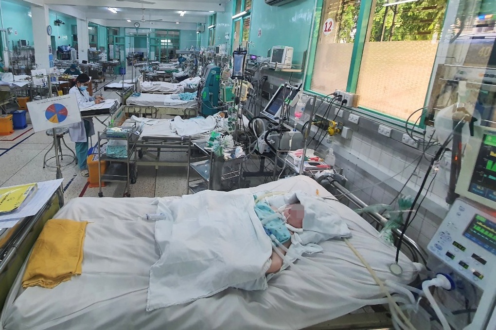 Người mẹ khóc nghẹn ngoài phòng hồi sức chờ con trai vừa mổ u não - 2 Người mẹ khóc nghẹn ngoài phòng hồi sức chờ con trai vừa mổ u não - 2