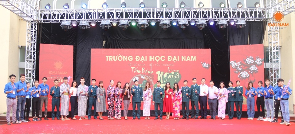 Tấm bánh nghĩa tình đặc biệt của sinh viên dành tới các hoàn cảnh khó khăn - 1 Tấm bánh nghĩa tình đặc biệt của sinh viên dành tới các hoàn cảnh khó khăn - 1