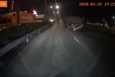 Kinh hãi khoảnh khắc ống cống bê tông rời từ xe đầu kéo xuống đường