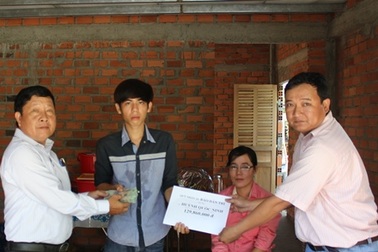 Gần 130 triệu đồng đến với 3 anh em côi cút trong căn nhà sắp sập