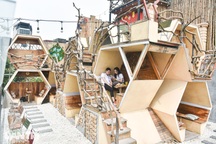 Quán cà phê "tổ ong" độc lạ hút khách ở Hà Nội