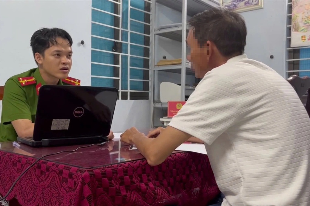Cha dàn dựng vụ nhặt được ví tiền để con lập công chuộc tội - 1 Cha dàn dựng vụ nhặt được ví tiền để con lập công chuộc tội - 1