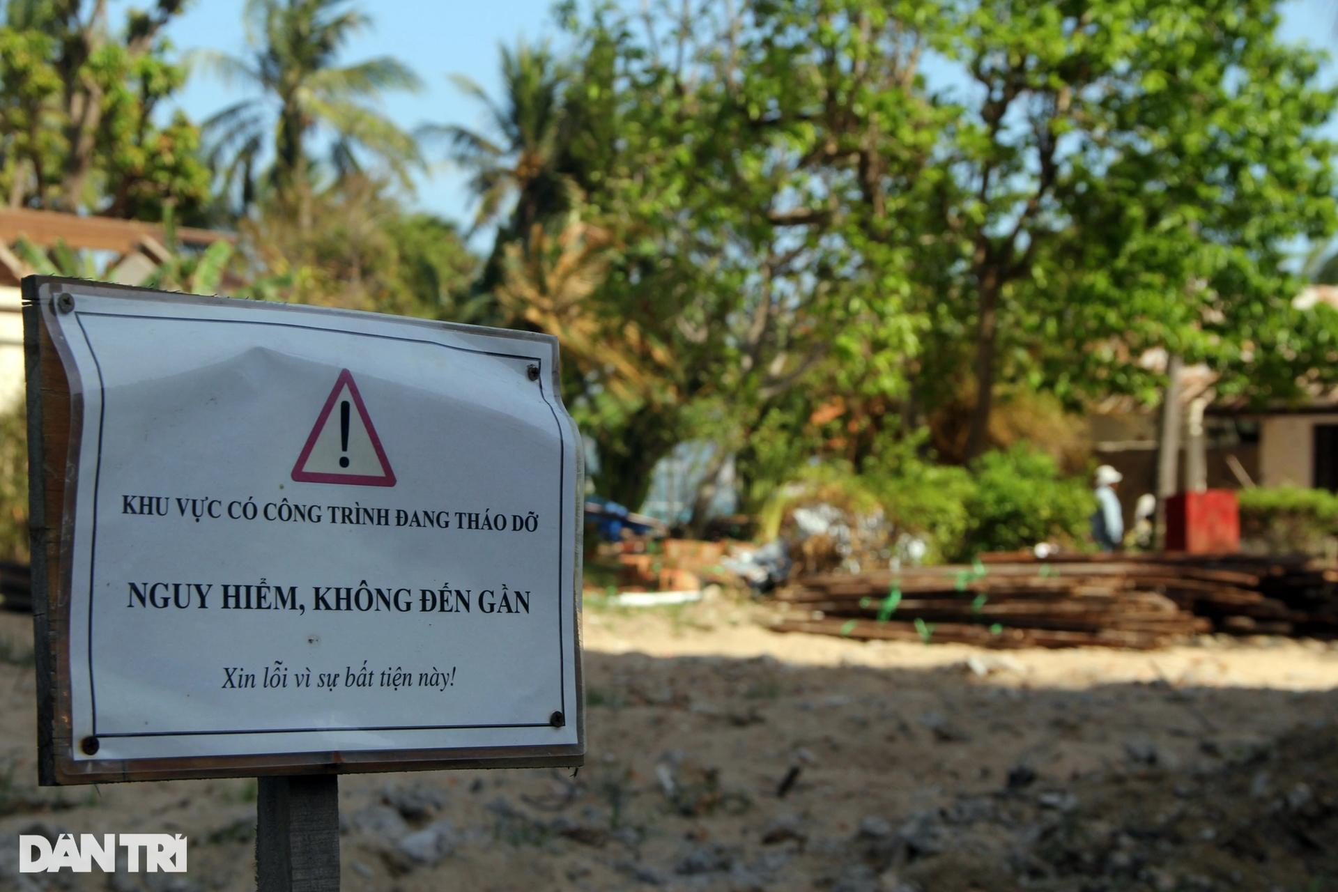 Đang tháo dỡ khu nghỉ mát khủng chắn biển ở Nha Trang - 5 Đang tháo dỡ khu nghỉ mát khủng chắn biển ở Nha Trang - 5
