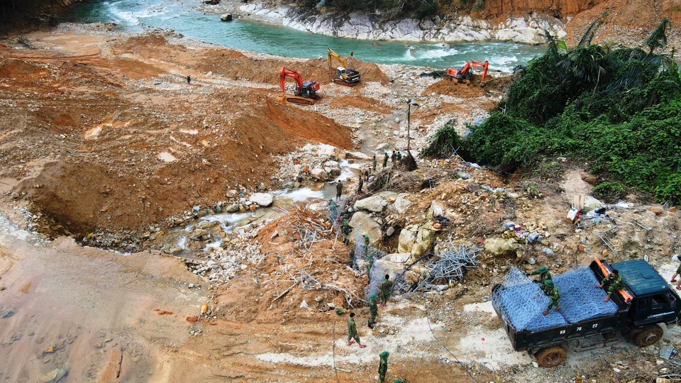 Hôm nay tái ngăn đập nắn dòng, tìm kiếm nạn nhân mất tích ở Rào Trăng - 1 Hôm nay tái ngăn đập nắn dòng, tìm kiếm nạn nhân mất tích ở Rào Trăng - 1