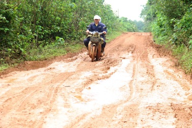 Quảng Trị: Người dân vã mồ hôi “đánh vật” với con đường… đau khổ!