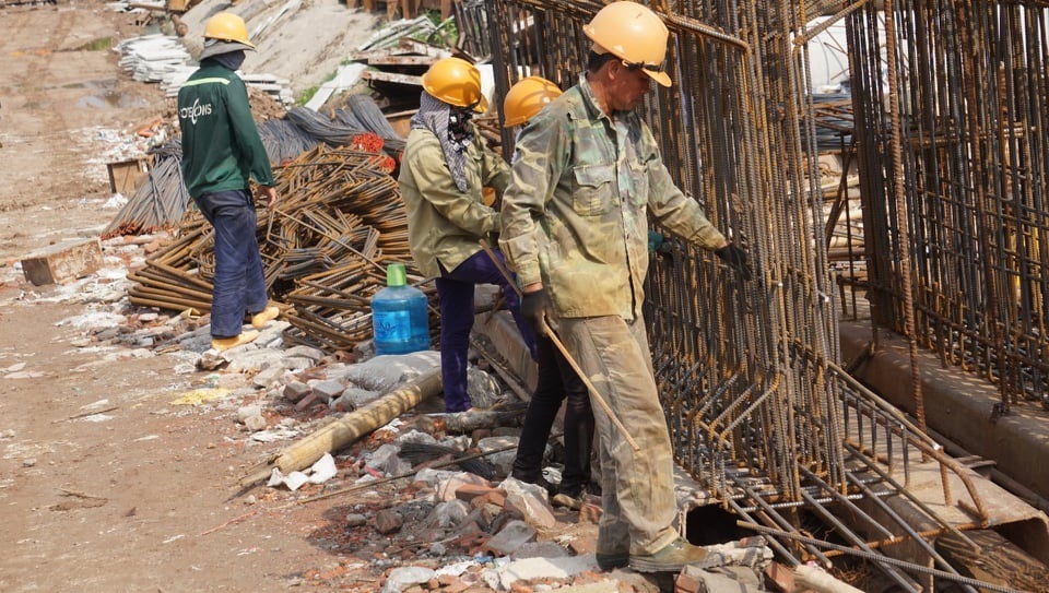 Dưới nắng nóng 38 độ C, người lao động vẫn miệt mài mưu sinh - 5 Dưới nắng nóng 38 độ C, người lao động vẫn miệt mài mưu sinh - 5