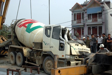 Hà Nội: Lao qua đường, xe chở bê tông cán chết 2 người