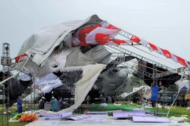 Bão "xé tan" rạp cưới, 80 mâm cỗ được cả thôn chuyển vào… nhà máy