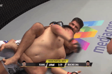 Bị siết cổ đến nghẹt thở, võ sĩ Hàn Quốc đập tay xin hàng