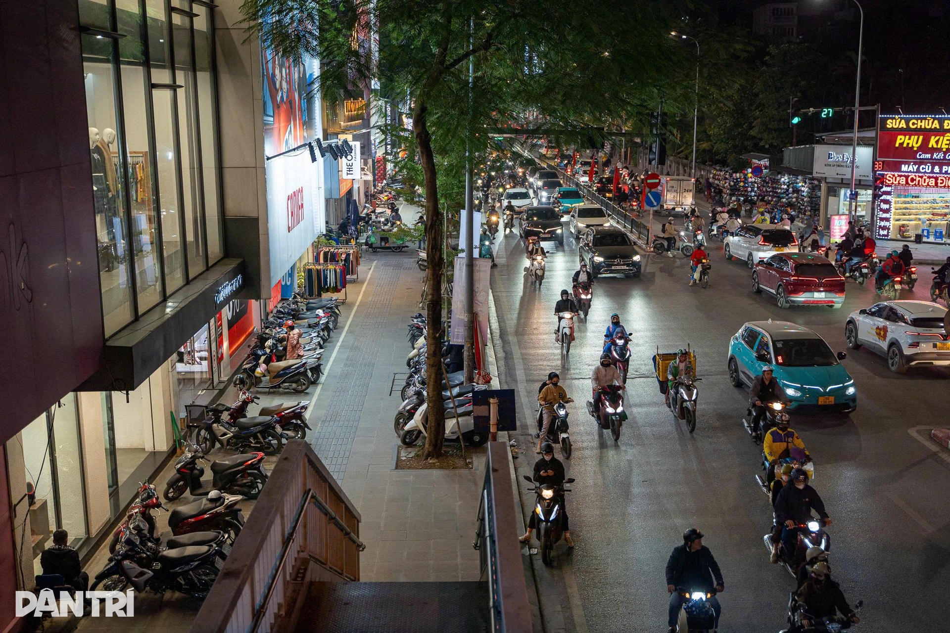 Cảnh khác lạ trên những tuyến phố thời trang ở Hà Nội ngày Black Friday - 9