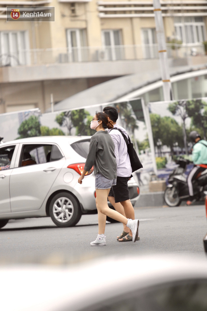 Chùm ảnh: Giới trẻ Sài Gòn kín mít khẩu trang xuống phố, mua sắm hay sống ảo đều nhanh chóng, đề cao cảnh giác  - Ảnh 10.