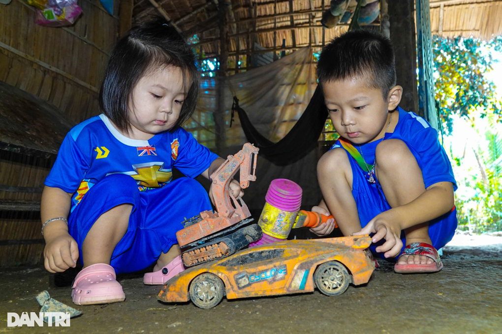 Người mẹ đơn thân chạy xe ôm, vật vã nuôi 4 đứa con thơ dại - 2 Người mẹ đơn thân chạy xe ôm, vật vã nuôi 4 đứa con thơ dại - 2