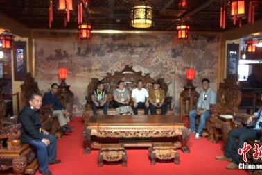 Choáng với bộ bàn ghế gỗ cẩm lai vàng giá gần 700 tỉ đồng