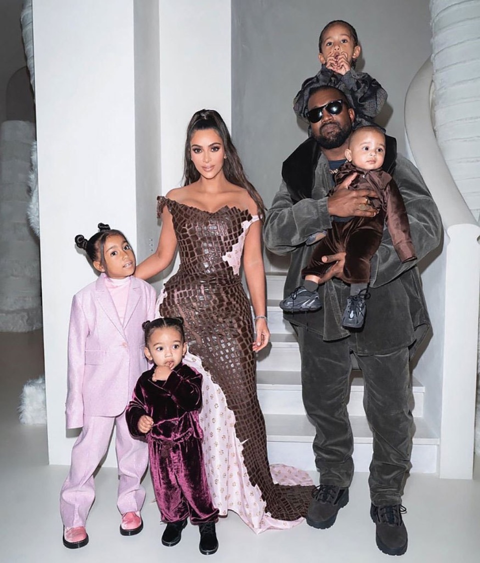 Kim Kardashian chính thức đệ đơn xin ly dị Kanye West - 8 Kim Kardashian chính thức đệ đơn xin ly dị Kanye West - 8