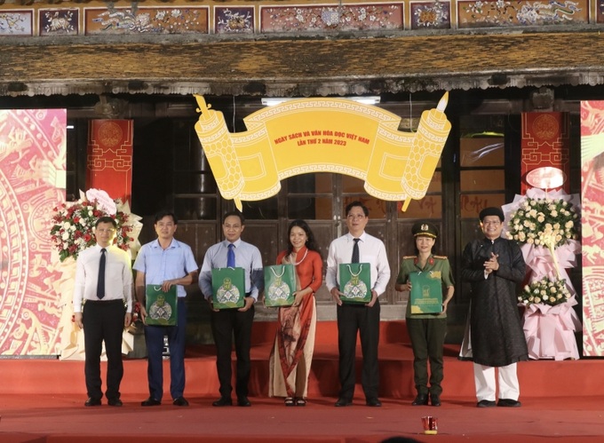 Tặng Tủ sách Huế cho các cơ quan, đơn vị
