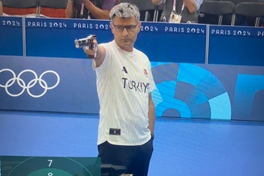 Xạ thủ Thổ Nhĩ Kỳ gây sốt vì thần thái điềm tĩnh khi thi bắn súng Olympic