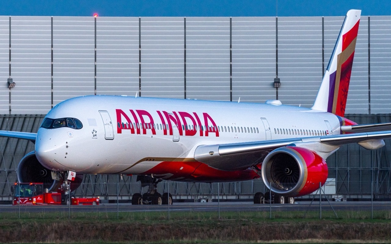 Hãng Air India lại gặp sự cố: Máy bay chở 170 hành khách bốc cháy - 1
