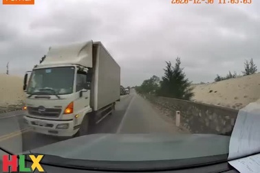 Xe tải lấn làn vượt ẩu suýt đối đầu xe chạy ngược chiều