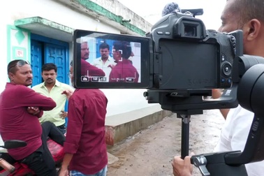 Cả làng cùng nhau đổi đời làm nghề "Youtuber" cho dễ kiếm tiền