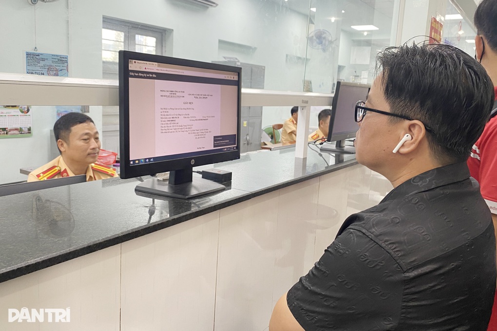 Chưa rõ quy định, người dân TPHCM trần ai đi làm biển số định danh - 3