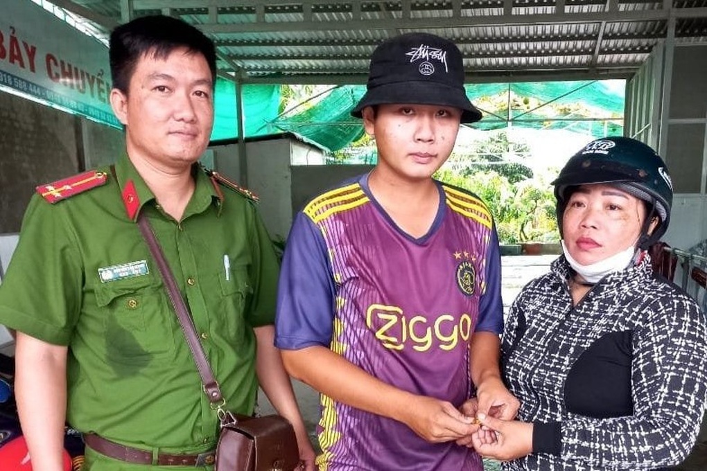 Nhân viên cây xăng trả 1 lượng vàng cho người đánh rơi - 1 Nhân viên cây xăng trả 1 lượng vàng cho người đánh rơi - 1