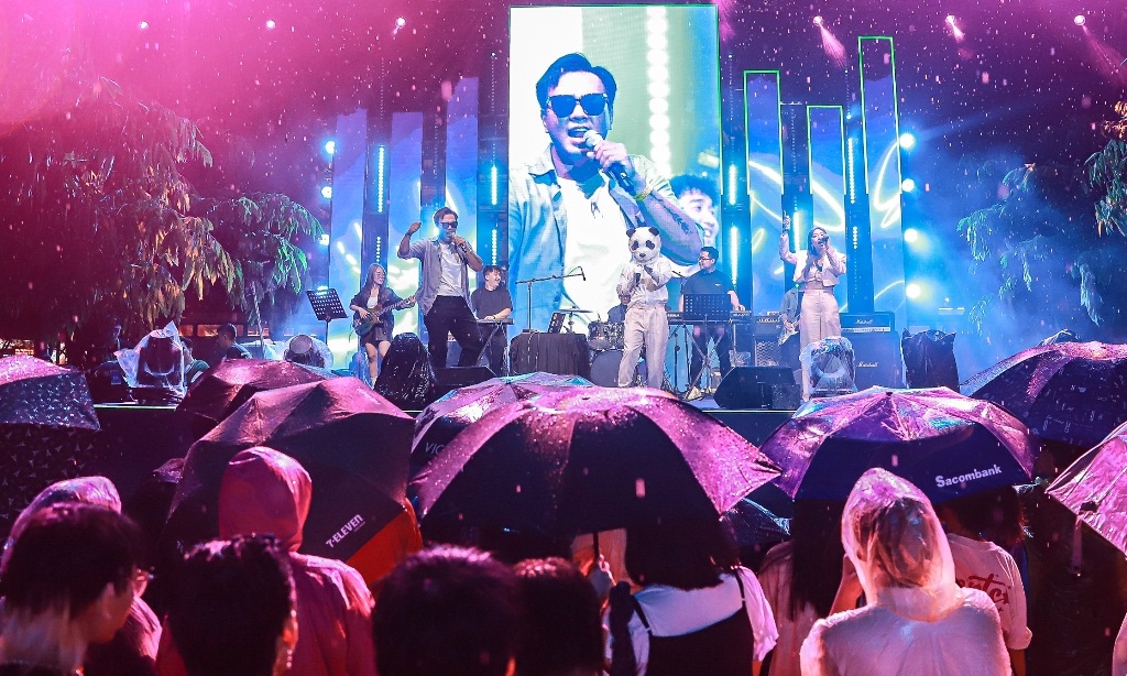 Publikum v Ho Či Minově Městě v pláštěnkách, s deštníky v rukou a zpívající v dešti s GreyD - 2 Khán giả TPHCM mặc áo mưa, che ô hòa thanh cùng GreyD dưới trời mưa - 2