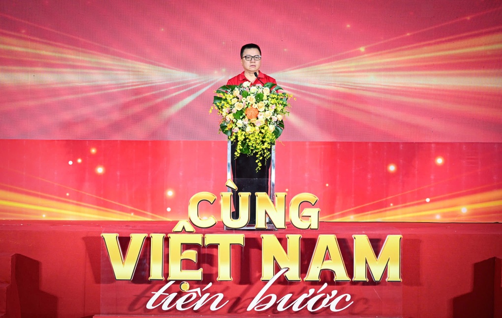 Hàng triệu người tham gia chương trình Cùng Việt Nam tiến bước - 3 Hàng triệu người tham gia chương trình Cùng Việt Nam tiến bước - 3
