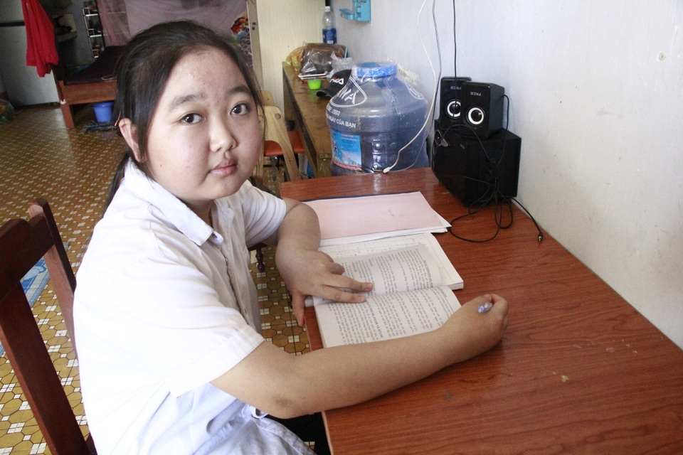Cuộc sống khốn khó của nữ sinh giàu nghị lực có đôi mắt sáng long lanh nhưng...sắp mù - 5 Cuộc sống khốn khó của nữ sinh giàu nghị lực có đôi mắt sáng long lanh nhưng...sắp mù - 5
