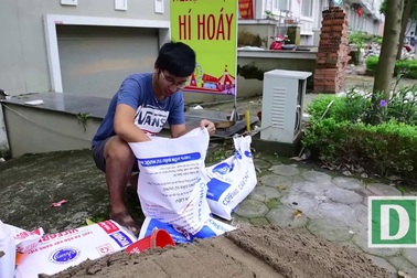 Hà Nội: Người dân “đắp đê” trước cửa nhà phòng mưa ngập sau bão