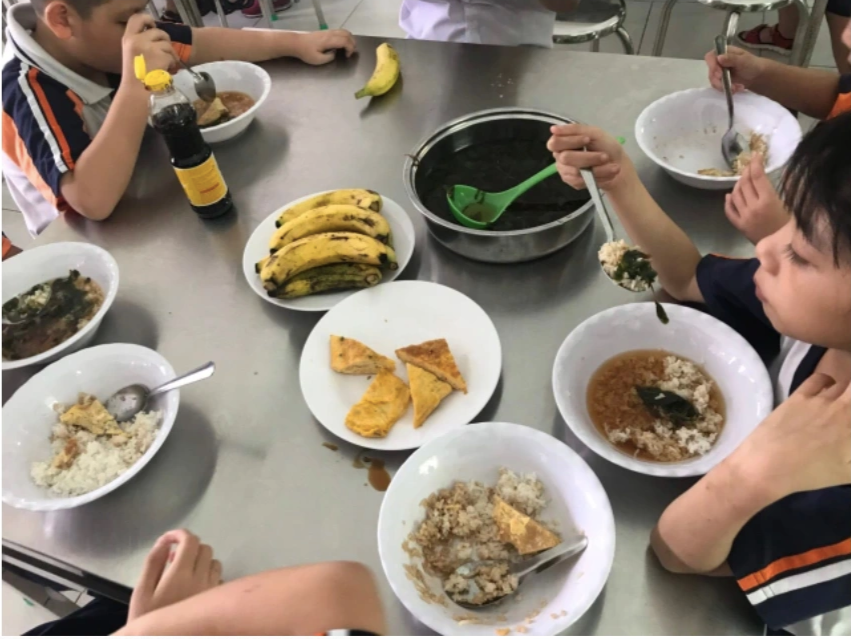 Hiệu trưởng than tổ chức ăn uống cho học sinh như ngồi trên lửa - 5 Hiệu trưởng than tổ chức ăn uống cho học sinh như ngồi trên lửa - 5