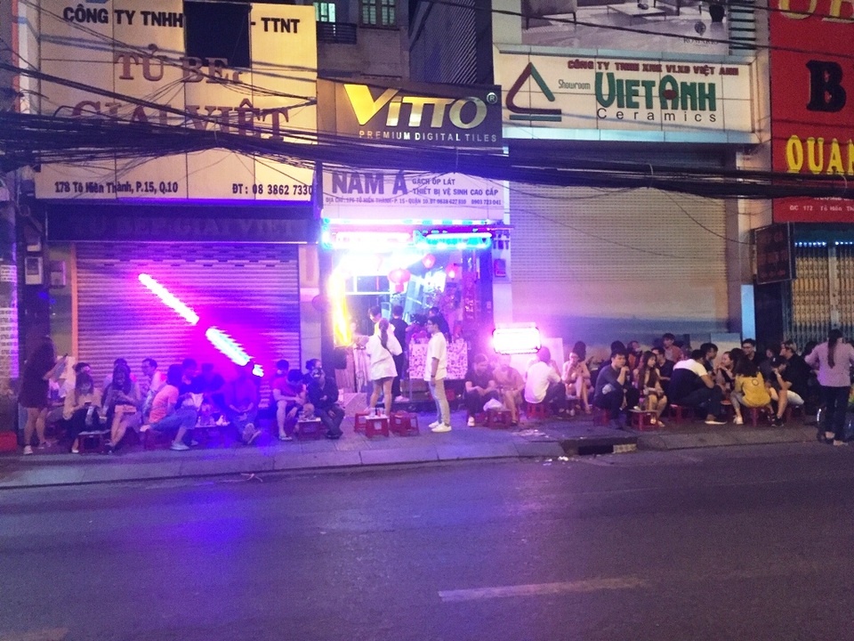 Mì cay, trà sữa, cà phê cho giới trẻ vẫn “hái ra tiền” trong mùa dịch - 4 Mì cay, trà sữa, cà phê cho giới trẻ vẫn “hái ra tiền” trong mùa dịch - 4