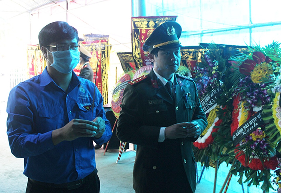 Trao Huy hiệu Tuổi trẻ dũng cảm tới Đại úy công an hi sinh khi bắt tội phạm - 2 Trao Huy hiệu Tuổi trẻ dũng cảm tới Đại úy công an hi sinh khi bắt tội phạm - 2