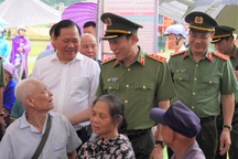 Bộ trưởng Công an dự ngày hội toàn dân bảo vệ an ninh tổ quốc ở Hòa Bình