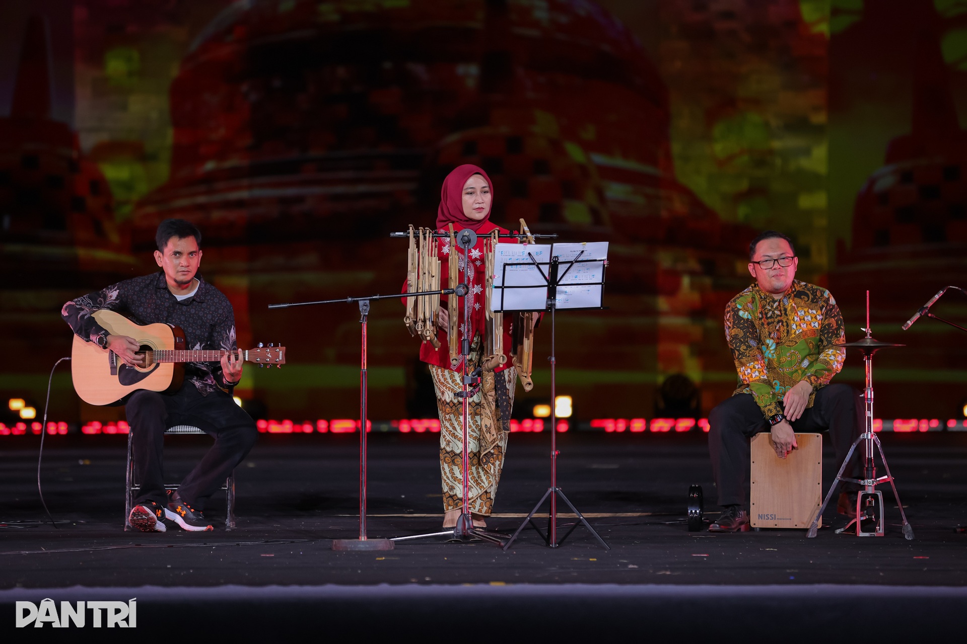 Hoàng Thùy Linh đem bản hit trăm triệu views lên sân khấu lễ hội thế giới - 8 Hoàng Thùy Linh đem bản hit trăm triệu views lên sân khấu lễ hội thế giới - 8