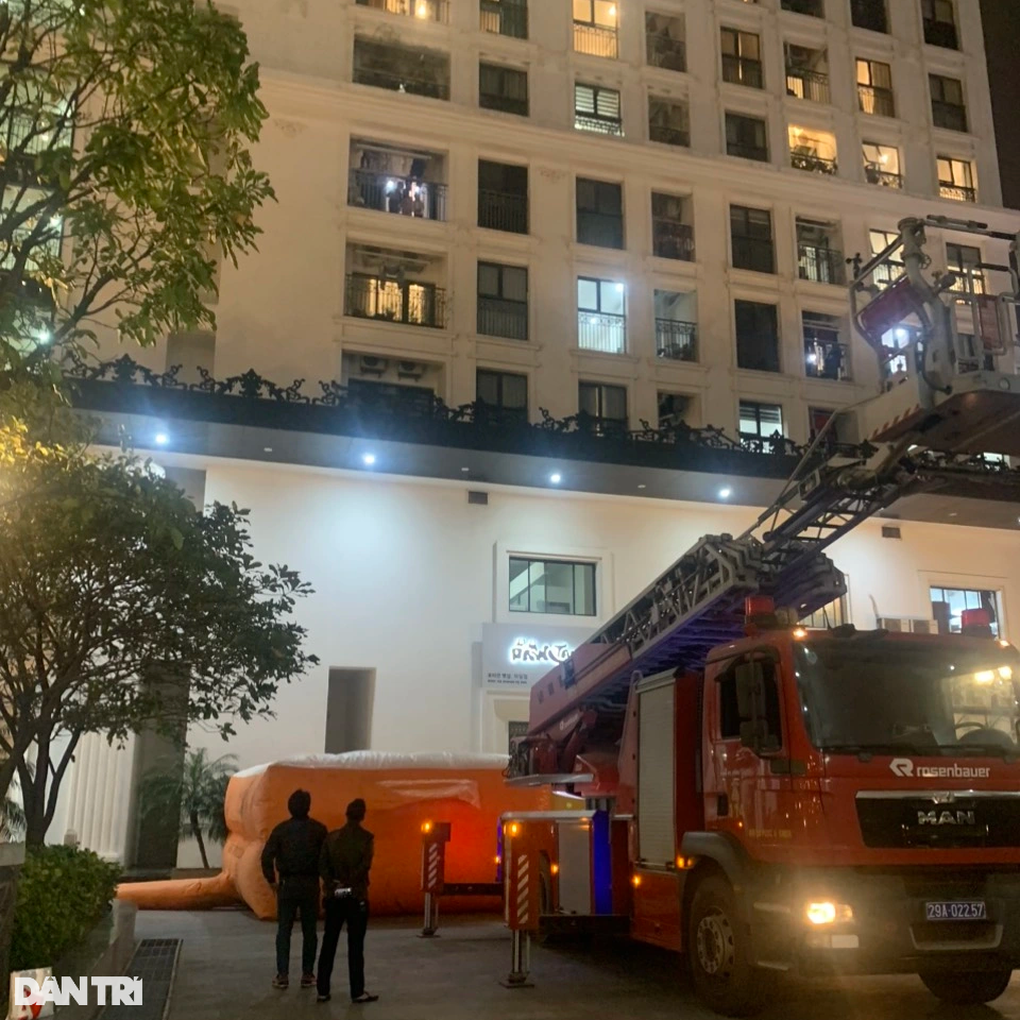 Cảnh sát giải cứu nam thanh niên người nước ngoài định nhảy chung cư tự tử - 3 Cảnh sát giải cứu nam thanh niên người nước ngoài định nhảy chung cư tự tử - 3