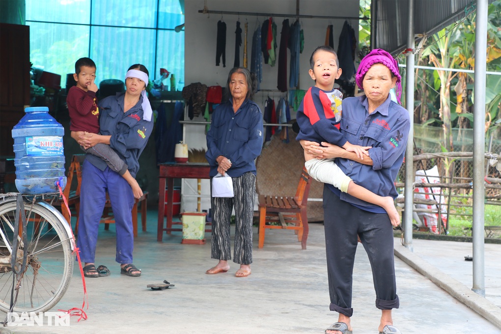 Mẹ già bật khóc: Con mất, cháu bệnh, tôi chết cũng không nhắm được mắt - 5 Mẹ già bật khóc: Con mất, cháu bệnh, tôi chết cũng không nhắm được mắt - 5