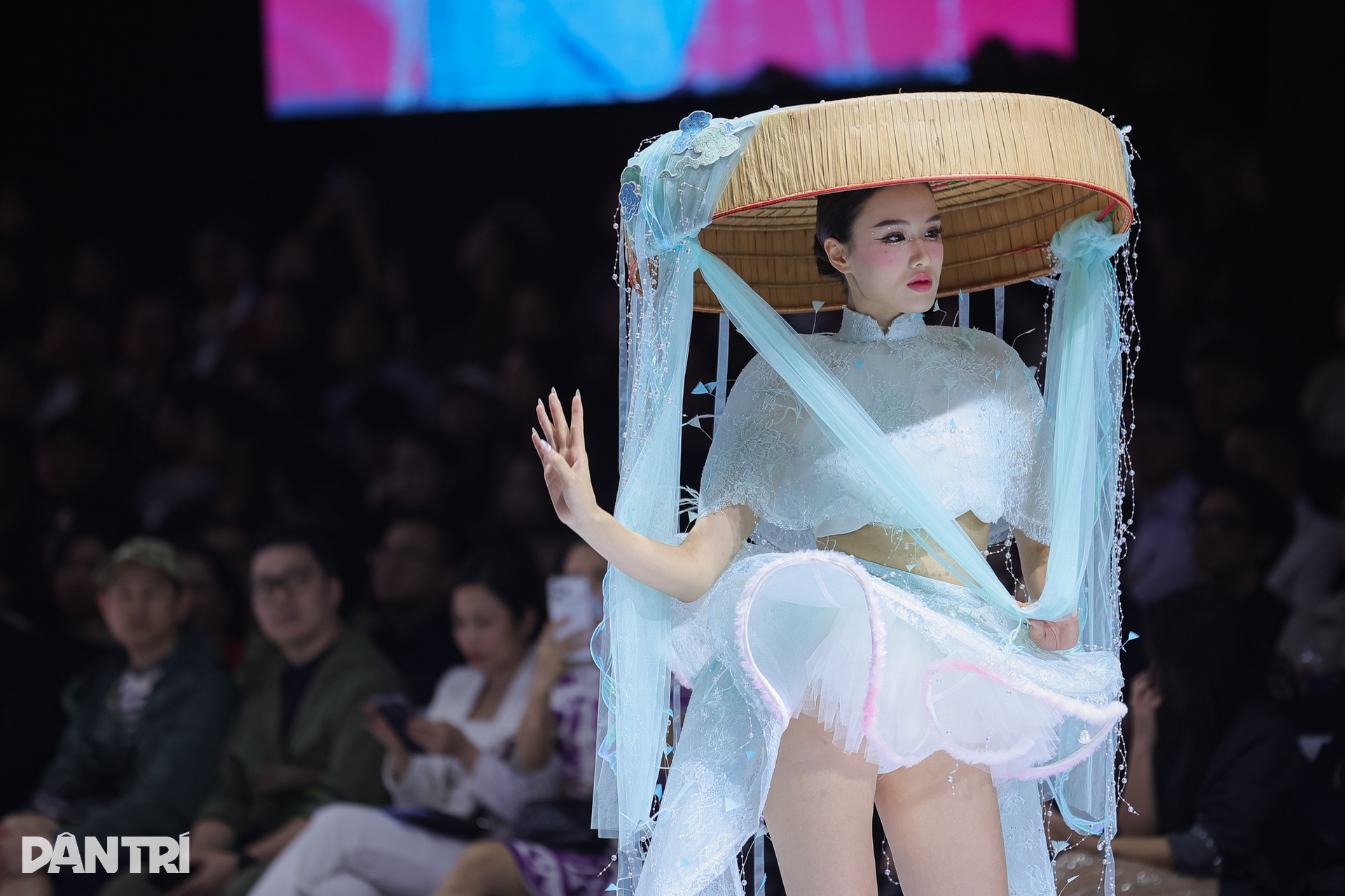 Khoảnh khắc gây sốt của dàn sao Việt tại Tuần lễ Thời trang - 7 Khoảnh khắc gây sốt của dàn sao Việt tại Tuần lễ Thời trang - 7